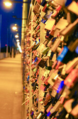 橋の柵にかけられた南京錠の数々