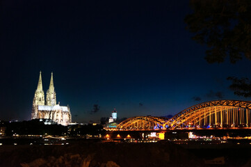 夜空のもとライトアップされて輝く大聖堂と近くの陸橋