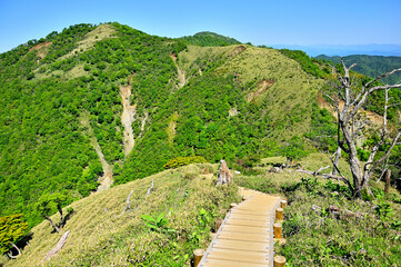 丹沢山地の丹沢山より　初夏の頃　丹沢主脈の山々を望む
