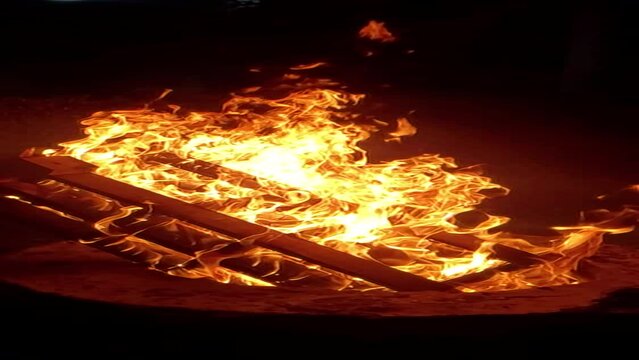 FOGATA CON MADERA  EN CAMARA LENTA LE&Ntilde;A QUEMANDOSE CON FUEGO ARDIENDO 