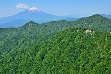 丹沢山地の棚沢ノ頭山頂より初夏の富士山と西丹沢を望む
