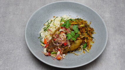 Serundeng fried chicken, seasoned rice, long beans, basil, sambal matah, sliced ​​leaves, Indonesian food