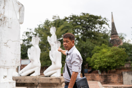 Male tour guide in Ayutthaya.