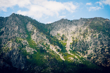 Naklejka premium paisaje con montañas