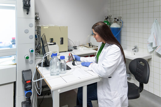 Researcher Working With Experiment In The Lab 