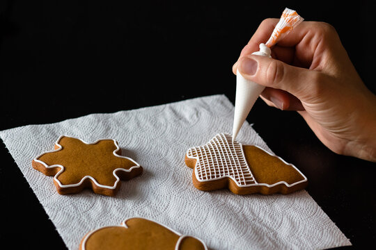Making tracery on christmas gingerbread