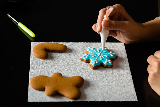 Creating icing pattern on gingerbread