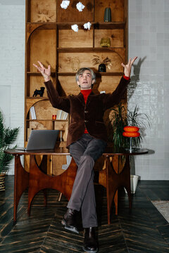 Businessman in vintage office, eureka moment 