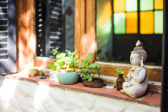 Buddah figurine in window alfeize