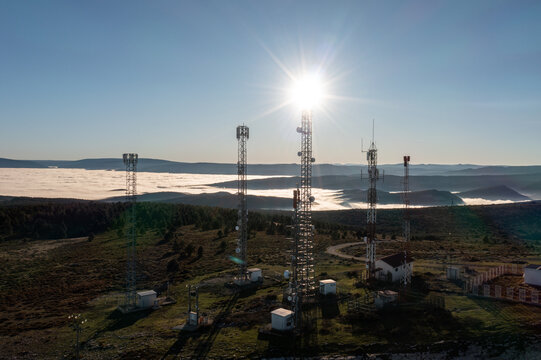 Cellular antenna station 