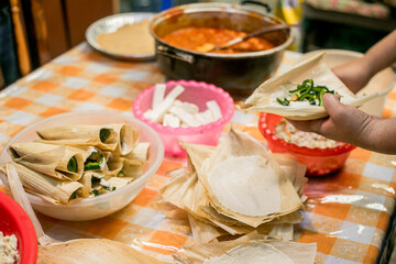 haciendo tamales artesanales mexicanos con harina de maiz 