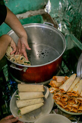 haciendo tamales artesanales mexicanos con harina de maiz acomodando los tamales