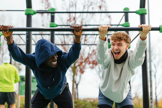 Friends doing exercices on park