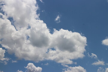 Obraz premium blue sky background with tiny clouds