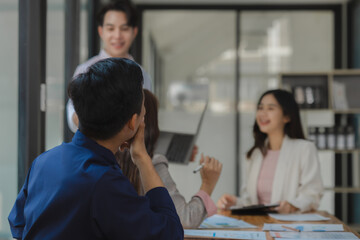 A group of employees is working together on a very important company project that an important customer has hired to work on, Exchange work information with colleagues