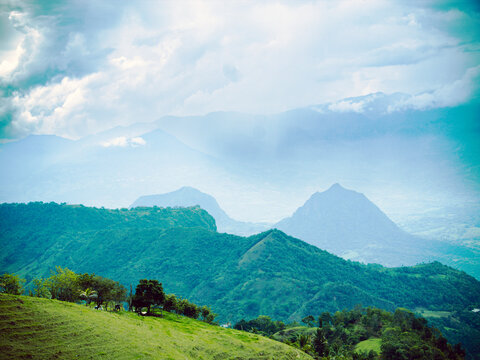 Farallones en el valle del r&iacute;o Cauca, Colombia.
