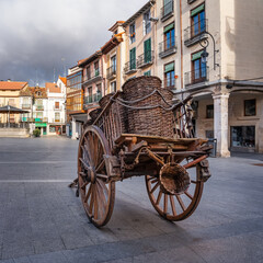 Antique wooden cart used for the harvest work in Aranda de Duero, Castilla Leon. - obrazy, fototapety, plakaty