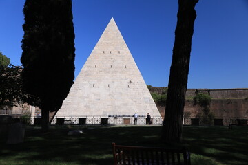 Fototapeta na wymiar pyramid rome italy