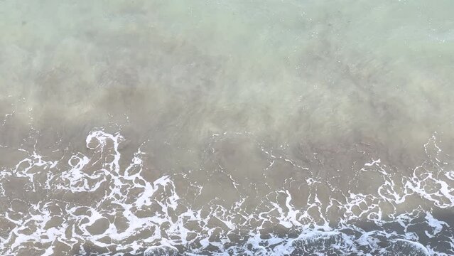 Olas y espuma del mar