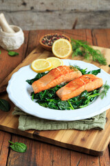 gesunde Ernährung mit Lachs und Spinat