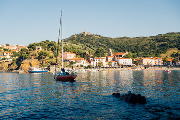 Bateaux de plaisance dans la baie de Collioure. Bateaux dans la mer méditerranée. Bateaux sur le...