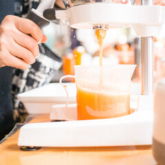 The orange juice shop on the street, which uses fresh oranges to make drinks, is very popular with the common people.