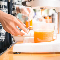 The orange juice shop on the street, which uses fresh oranges to make drinks, is very popular with the common people.