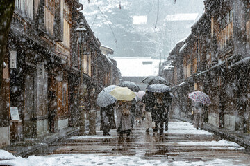 雪が降る城下町金沢のひがし茶屋街
