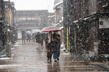 雪が降る城下町金沢のひがし茶屋街