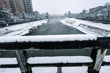 雪が降る城下町金沢の浅野川界隈