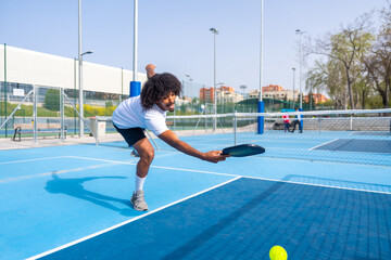 Obraz premium Man trying to reach the ball playing pickleball