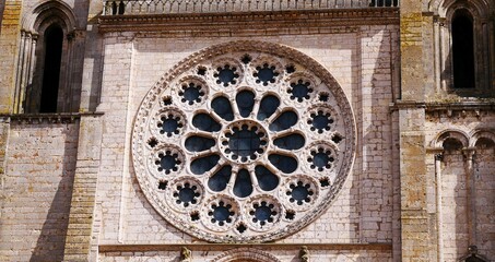 Rosace de la cathédrale catholique Notre-Dame de Chartres en Eure-et-Loir France Europe - obrazy, fototapety, plakaty