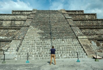 Teotihuacan - mężczyzna podziwiający sztukę budowania Azteków - obrazy, fototapety, plakaty