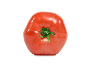 Izolowany świeży pomidor malinowy na białym tle