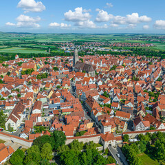 Nördlingen, die zentrale Stadt des Geopark Ries im Luftbild