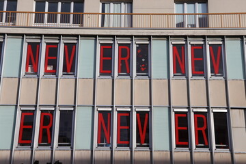 Never ever - als Schriftzug in den Fenstern eines alten Bürogebäudes Street Art Schrift Parole Motto - obrazy, fototapety, plakaty