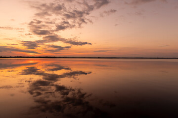 Obraz premium winter sunset on the lake after the ice melts