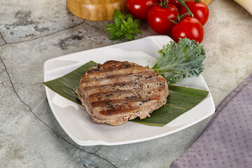 Grilled tuna medallion in the plate