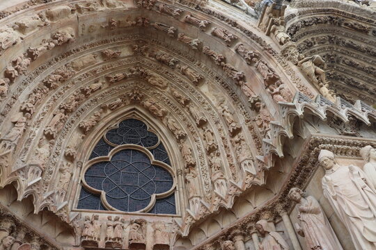 Portale Figuren und Schmuck an der gotischen Kathedrale von Reims Frankreich - Musterbeispiel einer Kirche der Gotik