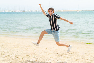 Obraz premium Young handsome man listening music with headphones at outdoors