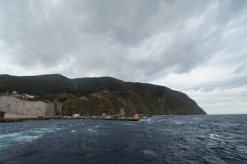 夜明けの荒れる御蔵島、御蔵島港。

東海汽船東京湾〜伊豆諸島八丈島、太平洋航路の橘丸船上にて。
2020年2月22日撮影。


Mikurashima, Mikurashima Port, stormy at dawn.

On board the Tachibana Maru on Tokai Kisen's Tokyo Bay - Hachijojima, Izu Islands, Pacif