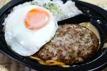 ハンバーグと目玉焼きのお弁当