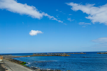スキンダイビングポイントの底土海水浴場。
テトラポッドの内側はエンタクミドリイシの大群生があり、ウミガメが多数生息する。
航路の終点、太平洋の大きな孤島、八丈島。
東京都伊豆諸島。
2020年2月22日水中撮影。


Big beautiful green sea turtles swimming in the coral reef.

Sokodo Beach, a skin diving po