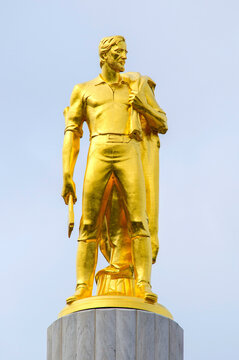 Golden Icon: 4K Ultra HD Image of Gold Man atop State Capitol Building in USA