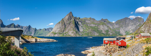 Rotes Schwdenhus an einem fjord auf den Lofoten in Norwegen - 778199457