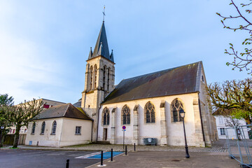 Vue extérieure de l'église catholique Saint-Saturnin située à Antony, France, monument historique français dont les parties les plus anciennes datent du 12ème siècle