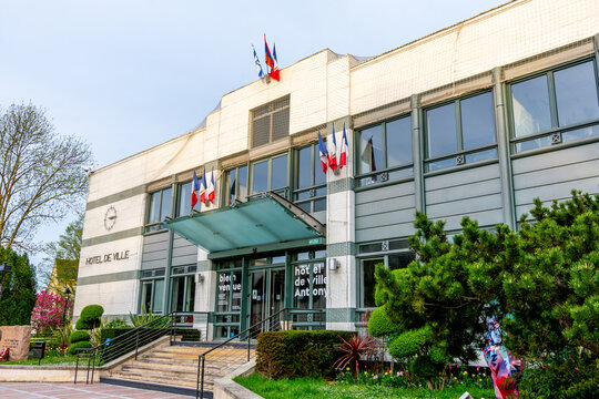 Antony, France - 6 avril 2024: Vue ext&eacute;rieure de l'h&ocirc;tel de ville d'Antony, commune fran&ccedil;aise du d&eacute;partement des Hauts-de-Seine, en r&eacute;gion Ile-de-France, au sud de Paris