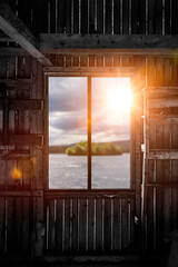 Blick aus dem Fenster auf einen See in Schweden - 778200007