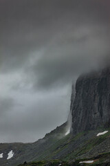 Wolkenverhangener Berggipfel in Skandianvien - 778200479