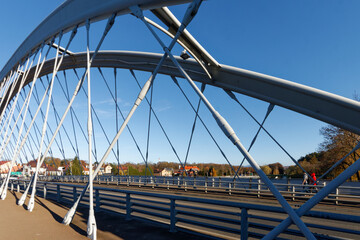 Most samochodowo-pieszy na rzece